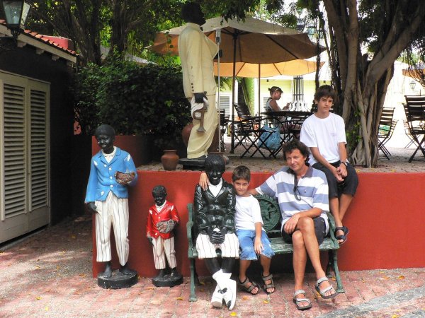 35- Pose dans une rue du quartier Kura Hulanda 